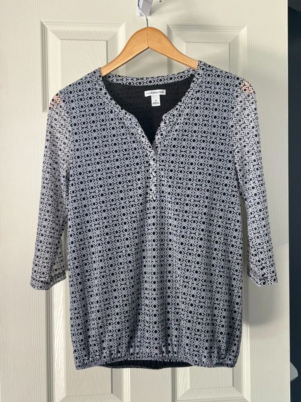 Croft and Barrow Womens Small Black White Geometric Print V Notch 3/4 Sleeve Top
